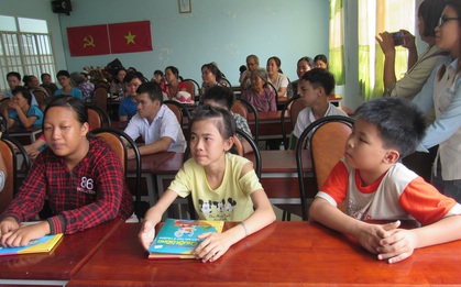 Quỹ Hòa bình và Phát triển TP.HCM trao trợ cấp và thăm lớp xóa mù chữ cho nạn nhân chất độc da cam