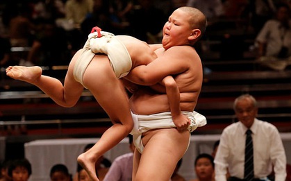 Xem trẻ em Nhật đấu võ sumo rèn tính can đảm