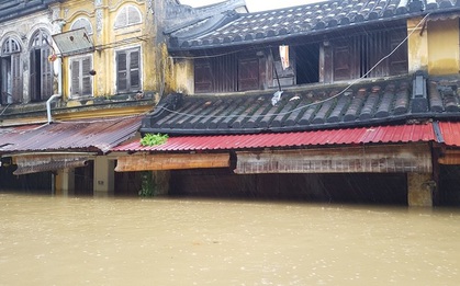 Hội An nước ngập đến nóc nhà, dân bắt đầu sơ tán