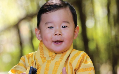 Mới ngày nào còn đang ẵm ngửa, hoàng tử Bhutan giờ đã 1 tuổi và trông cực kỳ dễ thương!