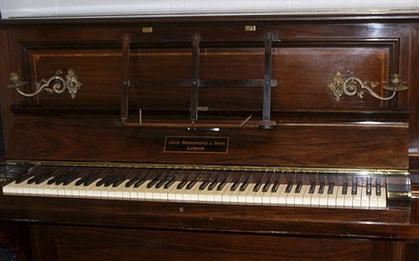 Phục chế đàn piano cổ, thợ chỉnh âm bất ngờ phát hiện cả một gia tài bên trong