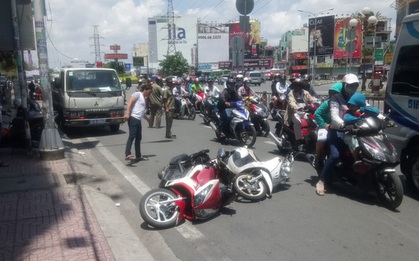 Mở cửa ô tô bất ngờ làm một thai phụ văng trên đường