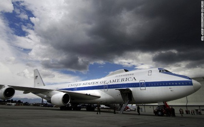 Máy bay “ngày tận thế” của Mỹ bị bão quật ngã