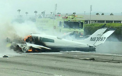 Máy bay Mỹ rơi xuống xa lộ, quệt vào ô tô và bốc cháy dữ dội