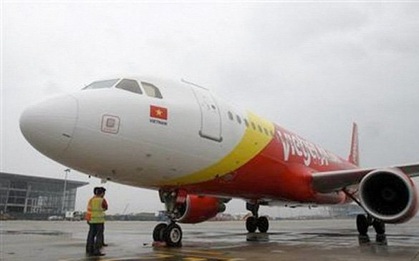 Máy bay hạ cánh khẩn cứu nữ hành khách khó thở