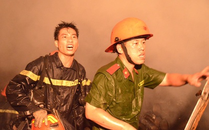 Chuyện những người lính cứu hỏa: "Người mẹ ngất xỉu vì 4 con gào khóc trong đám cháy ám ảnh chúng tôi"