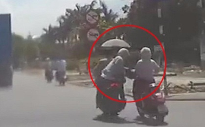 Cô gái đi Vespa bị 2 tên cướp đâm suýt chết