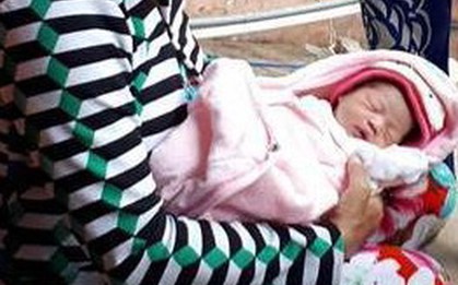 Vớt em bé sơ sinh được thả trôi trên sông trong chiếc thau