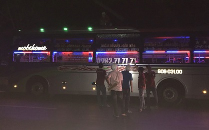 Một nhà xe liên tục bị ném đá trên đường Hồ Chí Minh