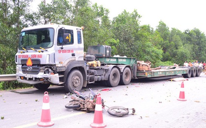 Va chạm với xe tải, cha tử vong, con gái cấp cứu