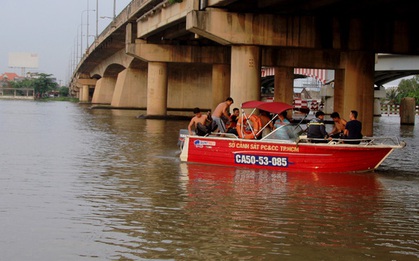 Trăm người chết sững khi thấy người nhảy sông Sài Gòn tự tử