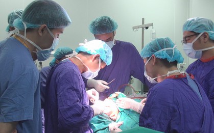 Ghép da tự thân cứu bé gái bị lột da đầu vì tóc cuốn vào máy dệt
