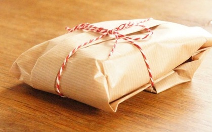 Gói đồ bí ẩn rơi từ trần xuống đất, mở ra xem, chủ nhà ngỡ ngàng khi thấy thứ ở bên trong!