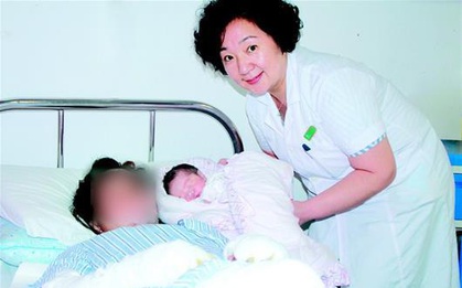 Bất ngờ bị biến thành "ngọn đuốc sống", người mẹ nhảy vội xuống ao để cứu thai nhi trong bụng