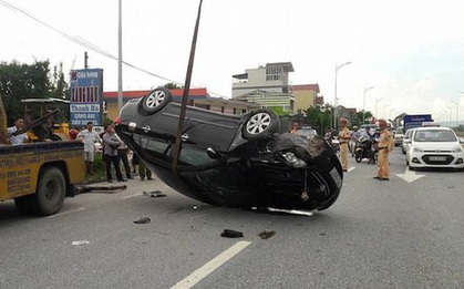 Xế hộp "phơi bụng" trên quốc lộ sau cú lạc tay lái của nữ tài xế