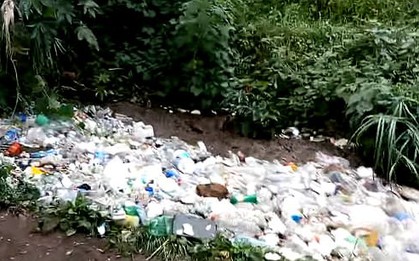 Người dân thẫn thờ nhìn con sông huyết mạch biến thành dòng sông rác vì chính sự vô trách nhiệm của mình