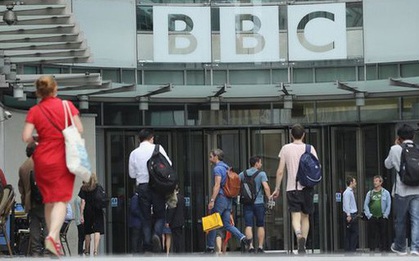 Sau Hollywood, lại đến hãng tin BBC rúng động vì bê bối quấy rối tình dục của MC nổi tiếng