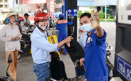 Giá xăng bật tăng trở lại vượt mốc 18.000 đồng/lít