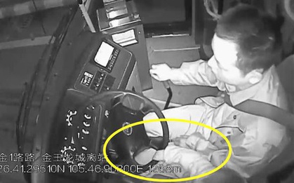 Tài xế xe buýt vừa điều khiển xe vừa trông cháu, có lúc còn để cháu cầm lái