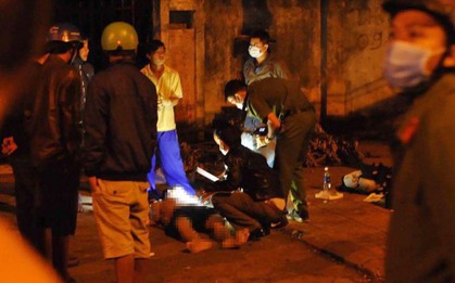 Nam thanh niên tử vong bên đường, trên tay cầm bơm kim tiêm