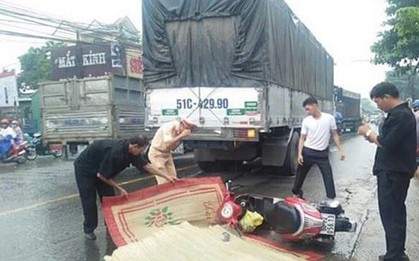 Phanh gấp, người phụ nữ ngã ra đường bị xe tải cán tử vong