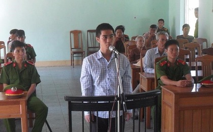 Ném đá tan nát xe taxi chỉ vì "bỗng nhiên thích"