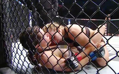 Sao nữ UFC lộ nguyên bầu ngực trên sóng truyền hình trực tiếp