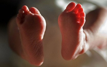 Bác sĩ tuyên bố bé sơ sinh đã chết, gia đình đưa về hỏa táng thì phát hiện điều bất ngờ