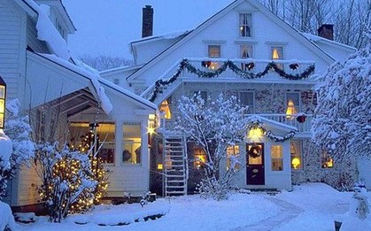Những ngôi nhà trang hoàng lộng lẫy đón Noel đẹp đến mê mẩn giữa tuyết trắng