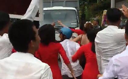 Clip: Đám cưới bị vui quá đà ở An Giang, ra cả giữa đường nhảy múa trêu xe tải