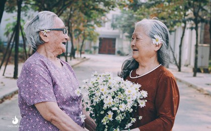 Bộ ảnh "Tình bạn già bên cúc họa mi" khiến nhiều người ước ao có một BFF như thế