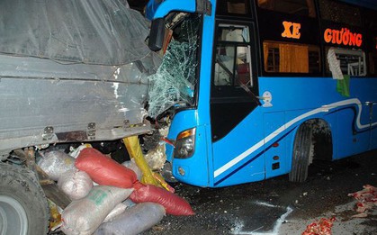 Đâm xe liên hoàn trên quốc lộ, 13 người thương vong