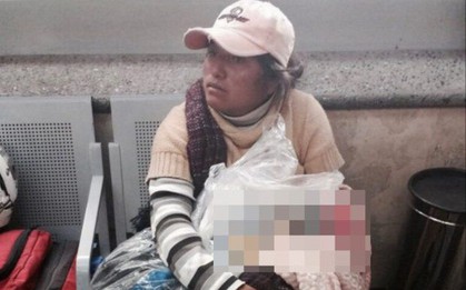 Người phụ nữ lấm lem ôm con trong bọc ni lông và câu chuyện đằng sau khiến ai cũng hoảng hốt