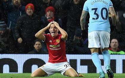 Mourinho đổ lỗi cho trọng tài, chê Man City ghi bàn xấu xí