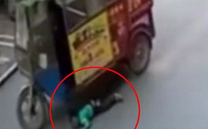 Thót tim khoảnh khắc cậu bé bị xe chèn qua, người lớn thờ ơ, đứa trẻ 7 tuổi chạy lại cứu