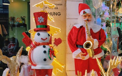 Nhiều người dân thủ đô kiếm bạc triệu mùa Noel nhờ nghề "nặn" người tuyết