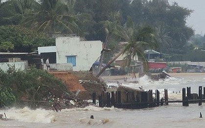 Sóng biển nổ như lựu đạn, đánh sập nhà dân ven biển Phan Thiết