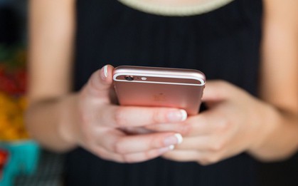 iPhone của bạn đang bị chính Apple làm chậm đi, nhưng nực cười là điều đó lại hoàn toàn chính đáng!