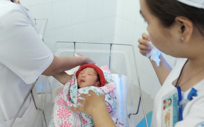 Noel trong bệnh viện của bé gái 17 ngày tuổi bị cha mẹ bỏ rơi