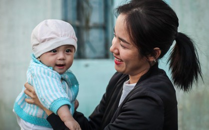 Phương Ly nghẹn ngào thăm hỏi, trao quà từ thiện cho người dân Khánh Hoà