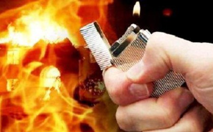 Người đàn ông đốt quán cà phê rồi cầm dao cố thủ bên trong vì tưởng bị chủ quán bắt nhốt