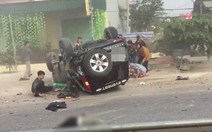 Thanh Hóa: Ô tô 7 chỗ mất lái đâm thẳng xe máy rồi lật ngửa, 2 người văng ra ngoài đường tử vong tại chỗ