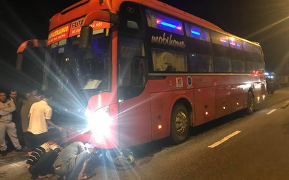 Huế: Bị xe khách Phương Trang kéo lê hàng chục mét, 2 thanh niên chạy xe máy chết thảm