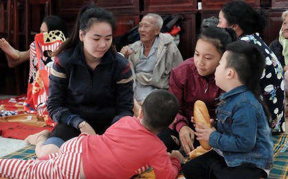 Người già trẻ nhỏ ven biển miền Tây quấn mền ôm nhau, vật vờ tại điểm trú ẩn chờ bão tan