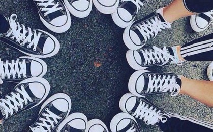 Trào lưu mới: Sau đồng phục lớp, đến lượt... dép lớp, giày lớp lên ngôi!