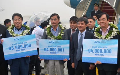 Vừa xuống sân bay, hành khách ngỡ ngàng khi được tặng hoa, chụp ảnh vì là khách bay thứ 94 triệu
