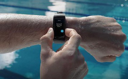 Thêm khả năng chống nước chuẩn 5ATM, giờ đây đã có thể đi bơi với Gear Fit2 Pro