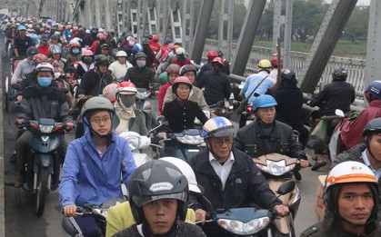 Huế: Cầu Trường Tiền ùn tắc kinh hoàng, người dân điều khiển xe lên cả phần đường của người đi bộ
