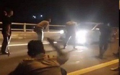 Vụ chặn xe xin tiền: "Nhóm này cầm kiếm quệt xuống mặt đường tóe lửa, vừa đi vừa hò hét"