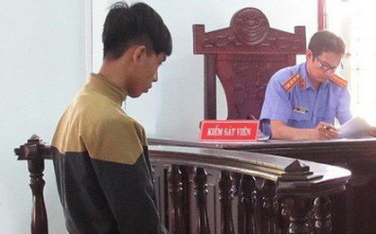 Thanh niên bật khóc, quỳ sụp xin tòa giảm hình phạt